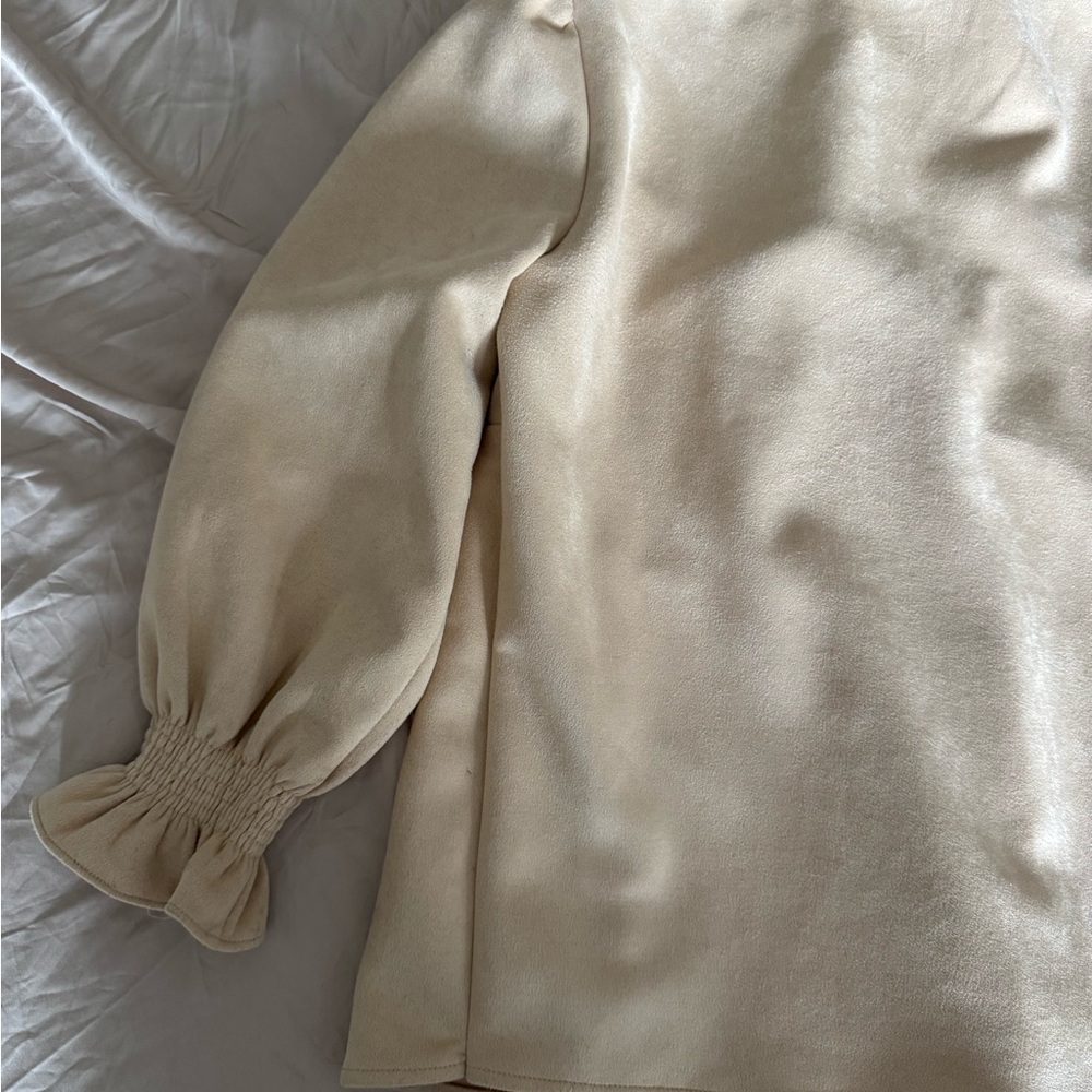 Tuckernuck bone suede Easton blouse Cream V-Neck Blouse with Puff Sleeves - Picture 6 of 12